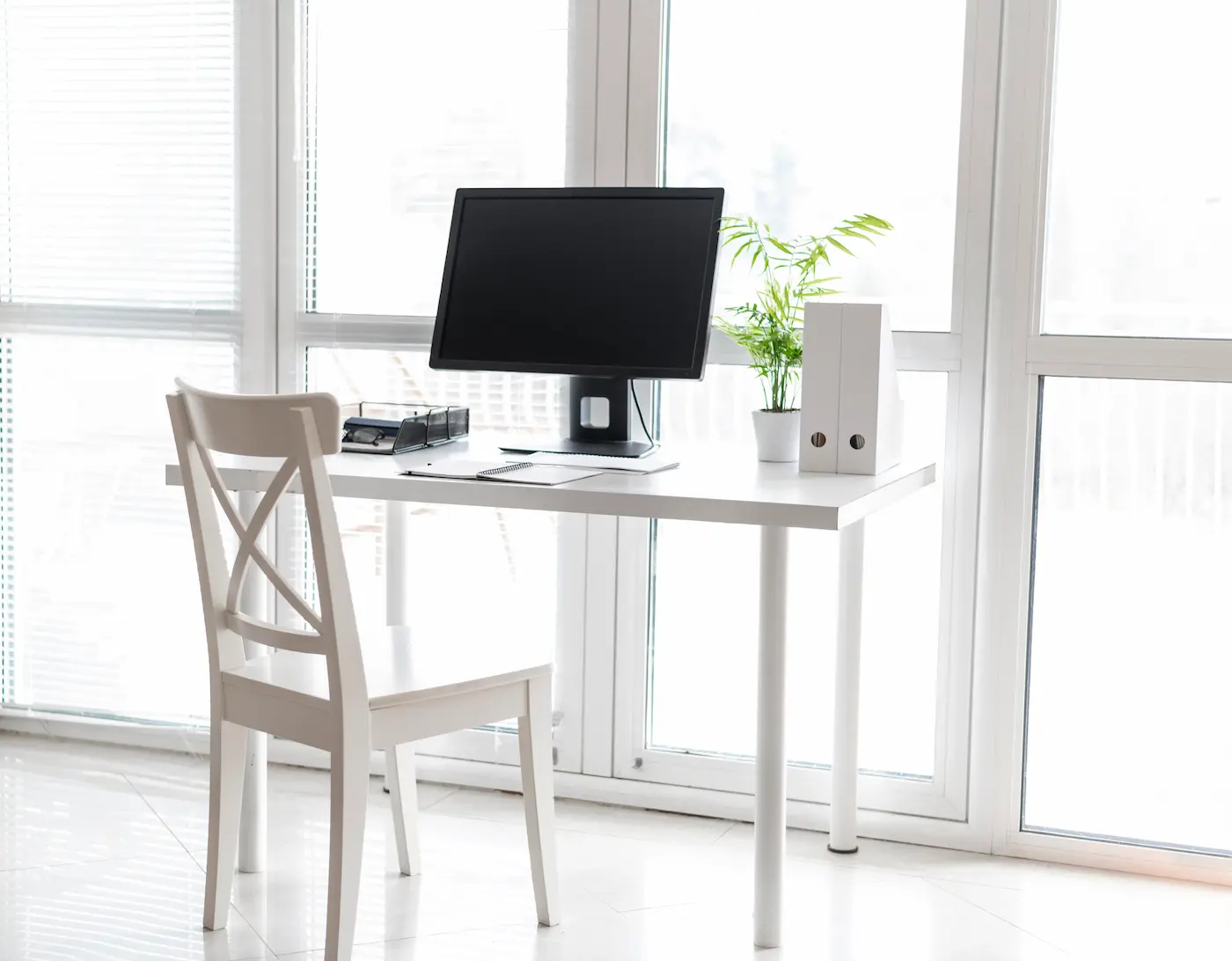 Beispiele für inspirierende minimalistische Büros